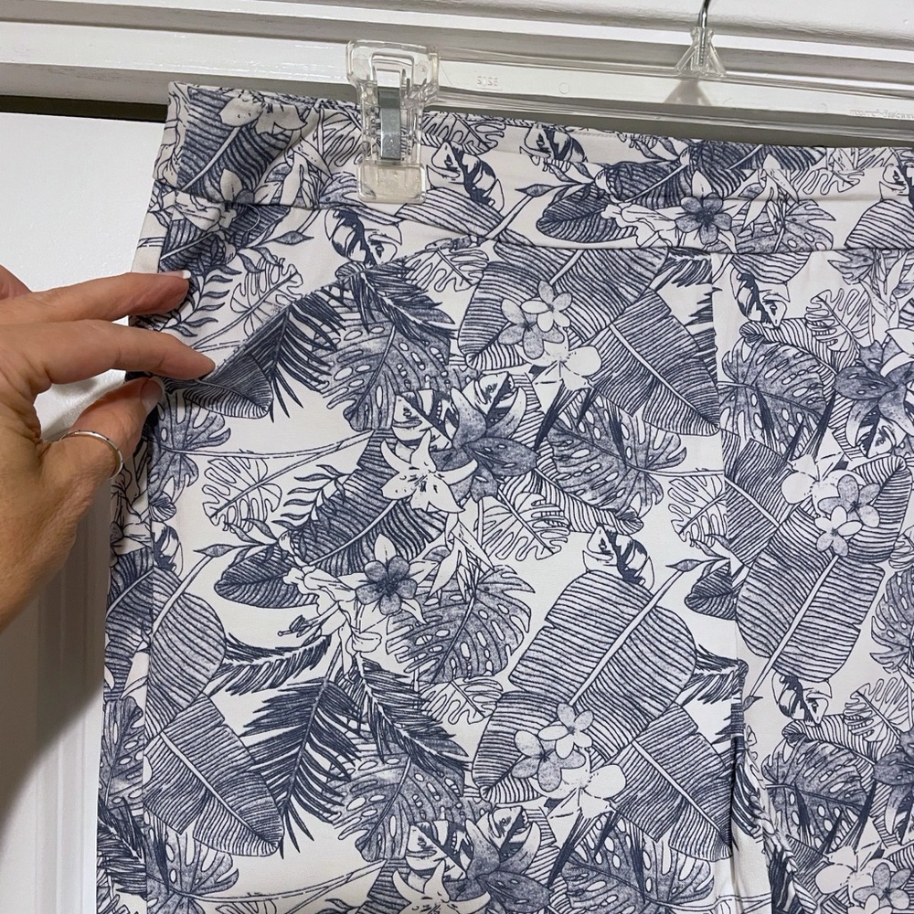 Tribal Pull-On Capris White Blue Palm Leaves Sz 14 - Picture 6 of 10